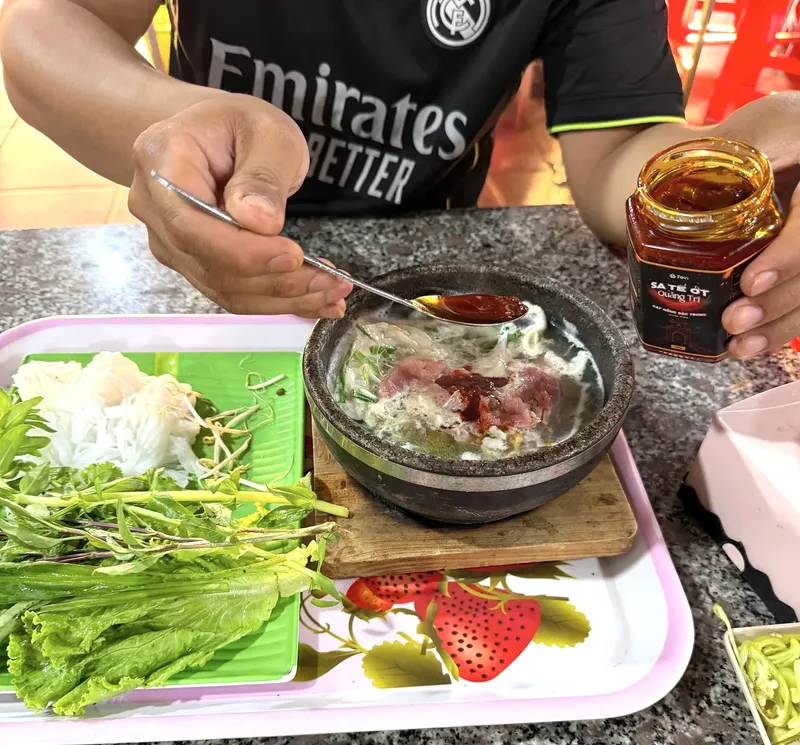 Khách hàng ăn phở "bát đá" cùng sa tế Fovi